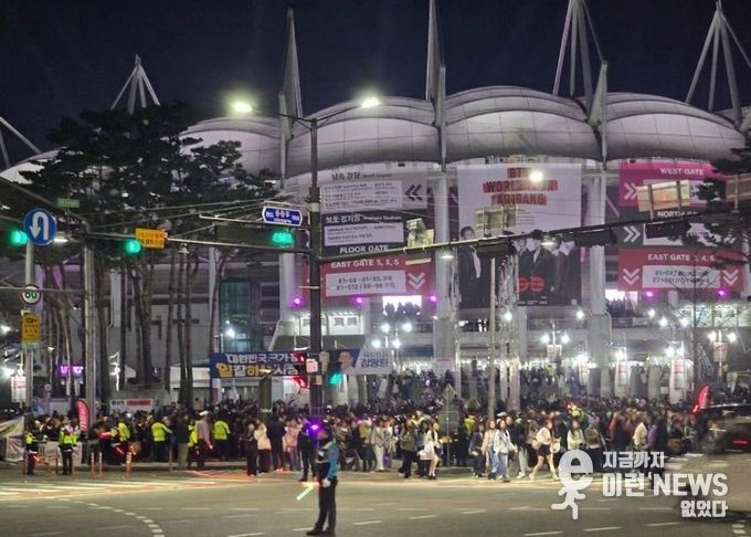 ‘BTS 월드투어 아리랑 인 고양‘ 종료 후 관객들이 순차적으로 퇴장하고 있다.