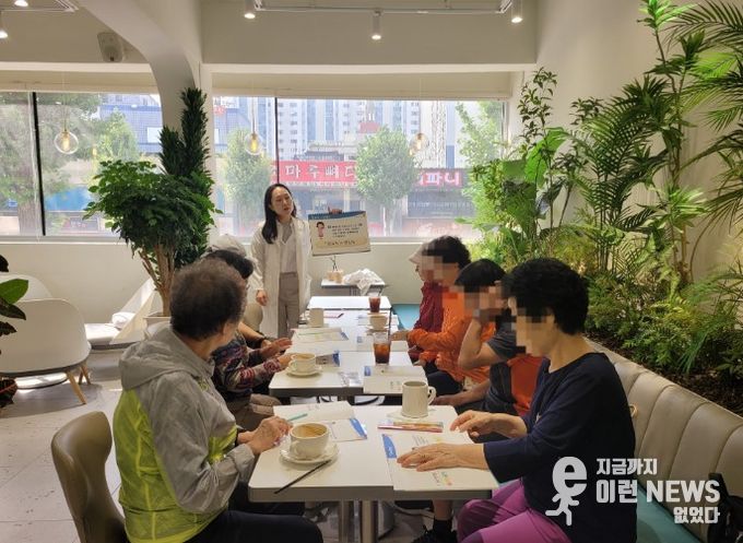 관내 카페에서 '찾아가는 병·의원 교육'을 운영하고 있다.