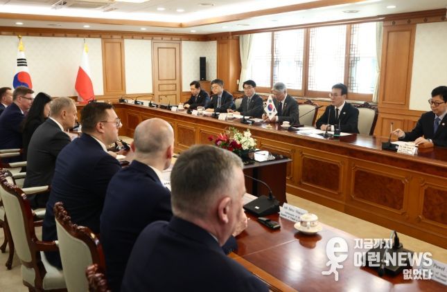 김민석 국무총리가 13일 세종대로 정부서울청사에서 도날드투스크 폴란드 총리를 접견, 인사 및 회담을 하고 있다.(국무조정실)