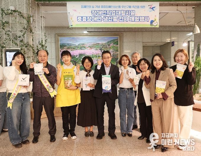 남동경 권한대행이 시설장 및 근로자들과 함께 기념 촬영을 하고 있다.